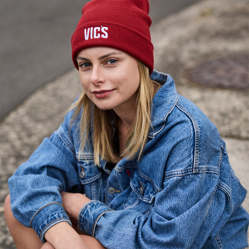 VIC’S branded red beanie with logo detail